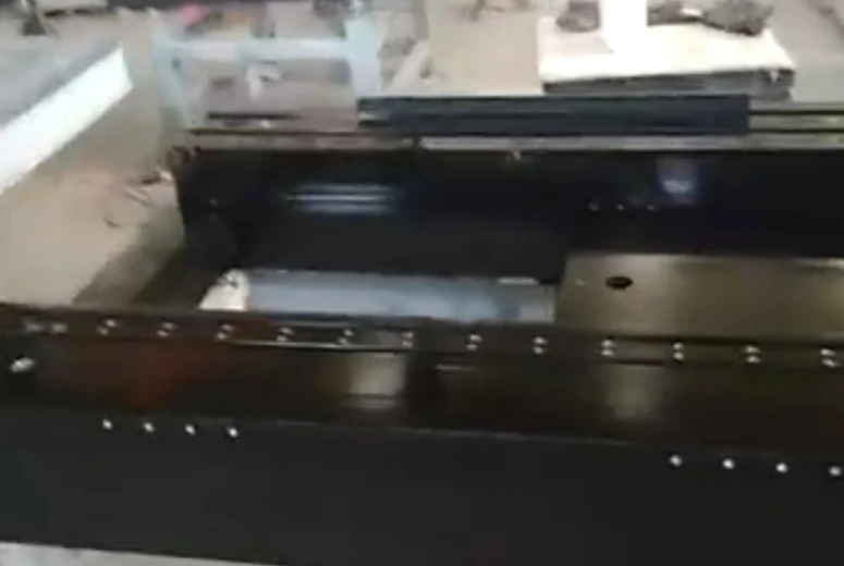 ड्रेस छिद्रों एवं सम्मिलित भागों के साथ ग्रेनाइट घटक